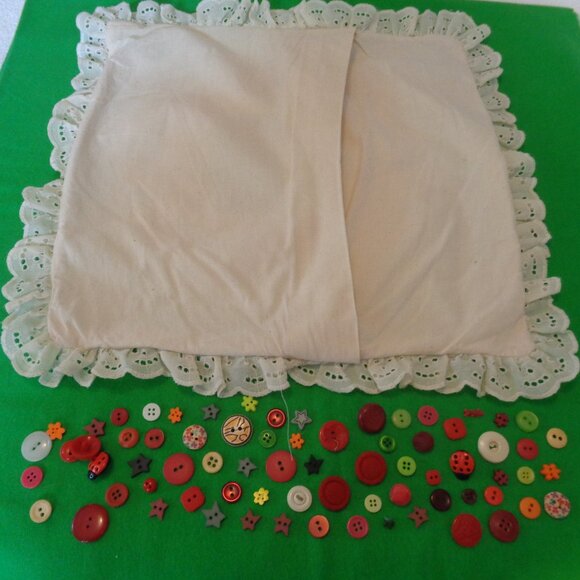 VINTAGE RETRO QUILTED PILLOW CASE W LACE PLUS OLD BUTTONS. - Picture 6 of 6